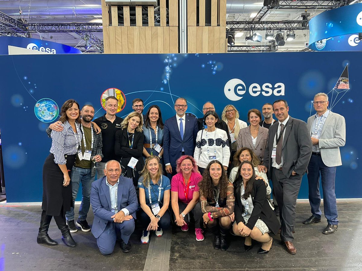 AschbacherJosef's tweet photo. In what's becoming a tradition, our #IAC2022 Family Photo! There are many people who helped make this week a success, tirelessly pushing our ambitions forward, but that are not in this photo. I see you, I recognise you, &amp; I thank you all for all your efforts on our road to #CM22. https://t.co/vquQRdjEMp