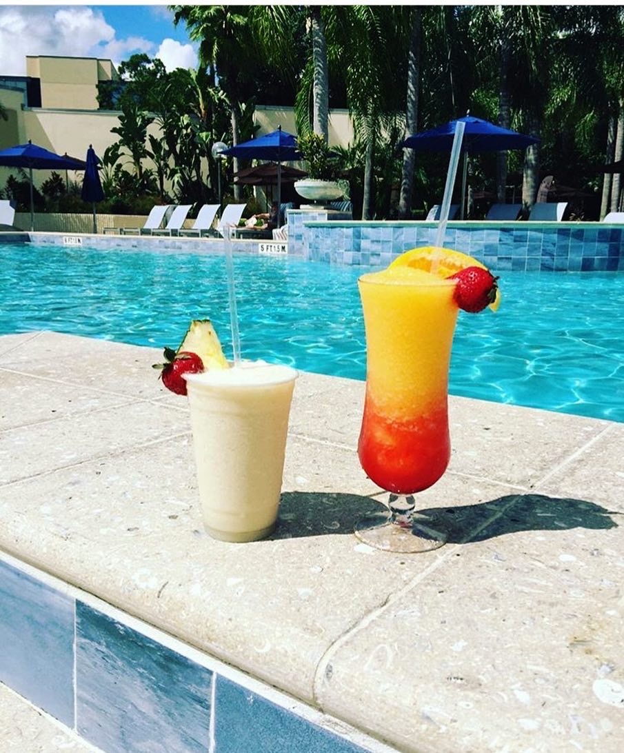 Our calendars may say Fall, but our poolside cocktails still say summer! 🍸