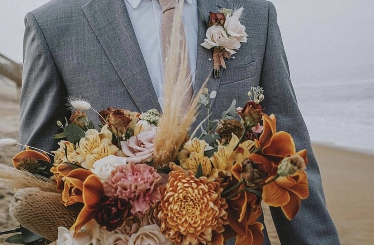 Happy first day of fall, ya’ll! We’re welcoming another fabulous season to tie the knot on the #OuterBanks and can’t wait to see what kind of autumnal goodness #OBXWA vendors create.😍

Florals: Honeysuckle Events
Photographer: <a href="/marybasnight/">Mary Basnight</a>