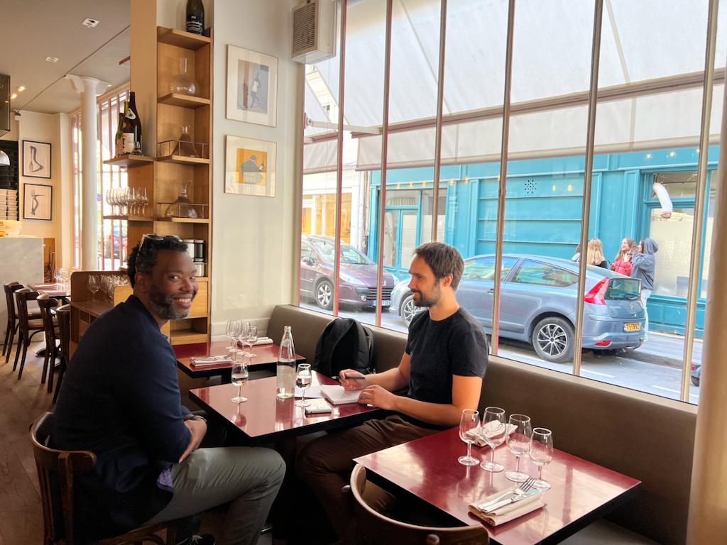 Ta-Nehisi Coates en pleine interview à Paris avec <a href="/guillaumepajot/">Guillaume Pajot</a> pour <a href="/LibeLivres/">Libé Livres</a>. Il présentera son roman "La danse de l'eau" vendredi 23 et samedi 24 au <a href="/FestivalAmerica/">Festival America</a> à Vincennes.