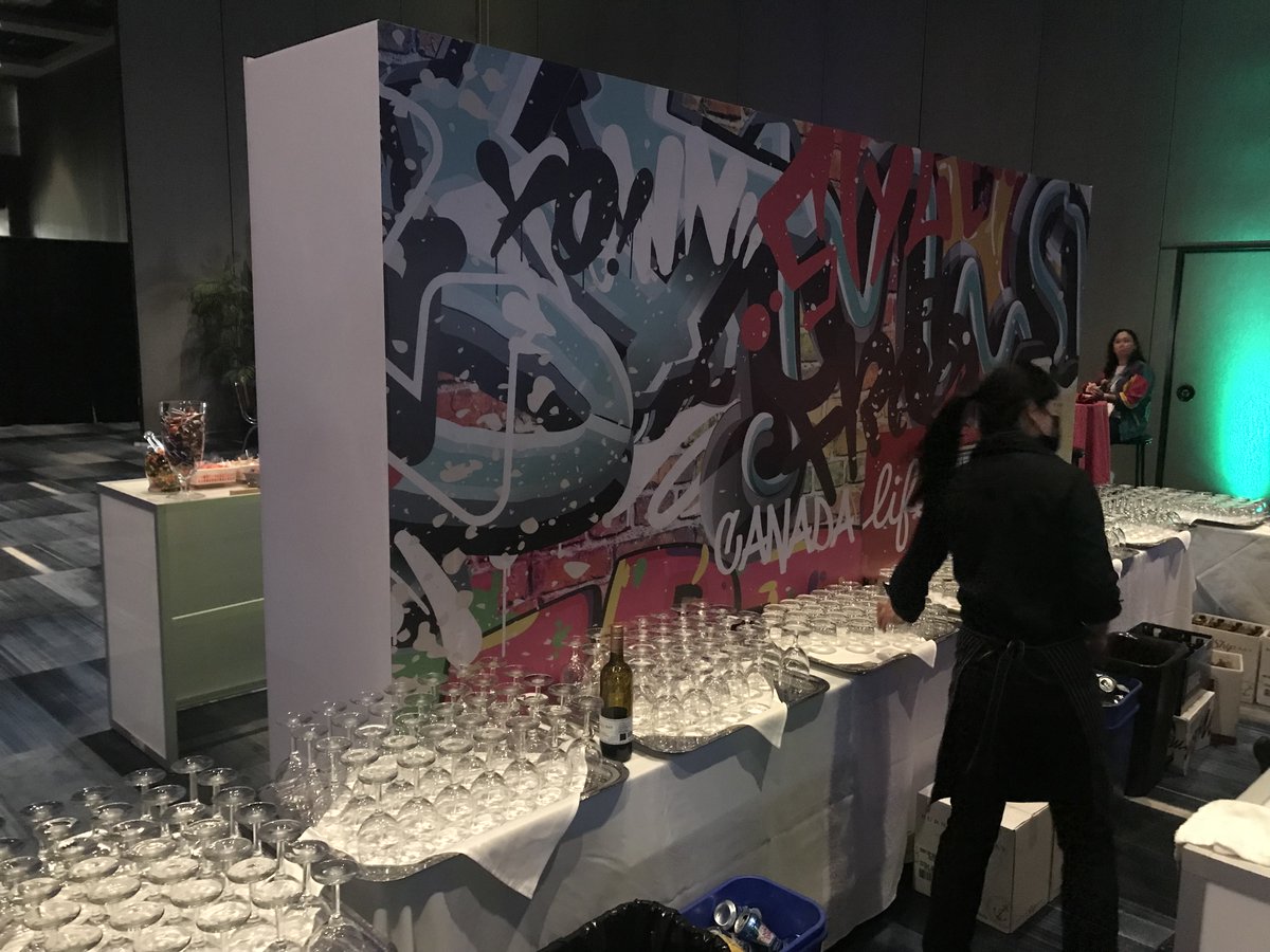 RBCPlaceLondon's tweet photo. Last week we hosted a 90s-themed dinner as part of the @canadalifeco national meeting and we can't get over how totally dope the ballroom looked! Check it out!!

#MeetinLondon #MeetatRBCPL #LdnOnt #90sdinner #90stheme #centralperk https://t.co/E3E3wEM78r