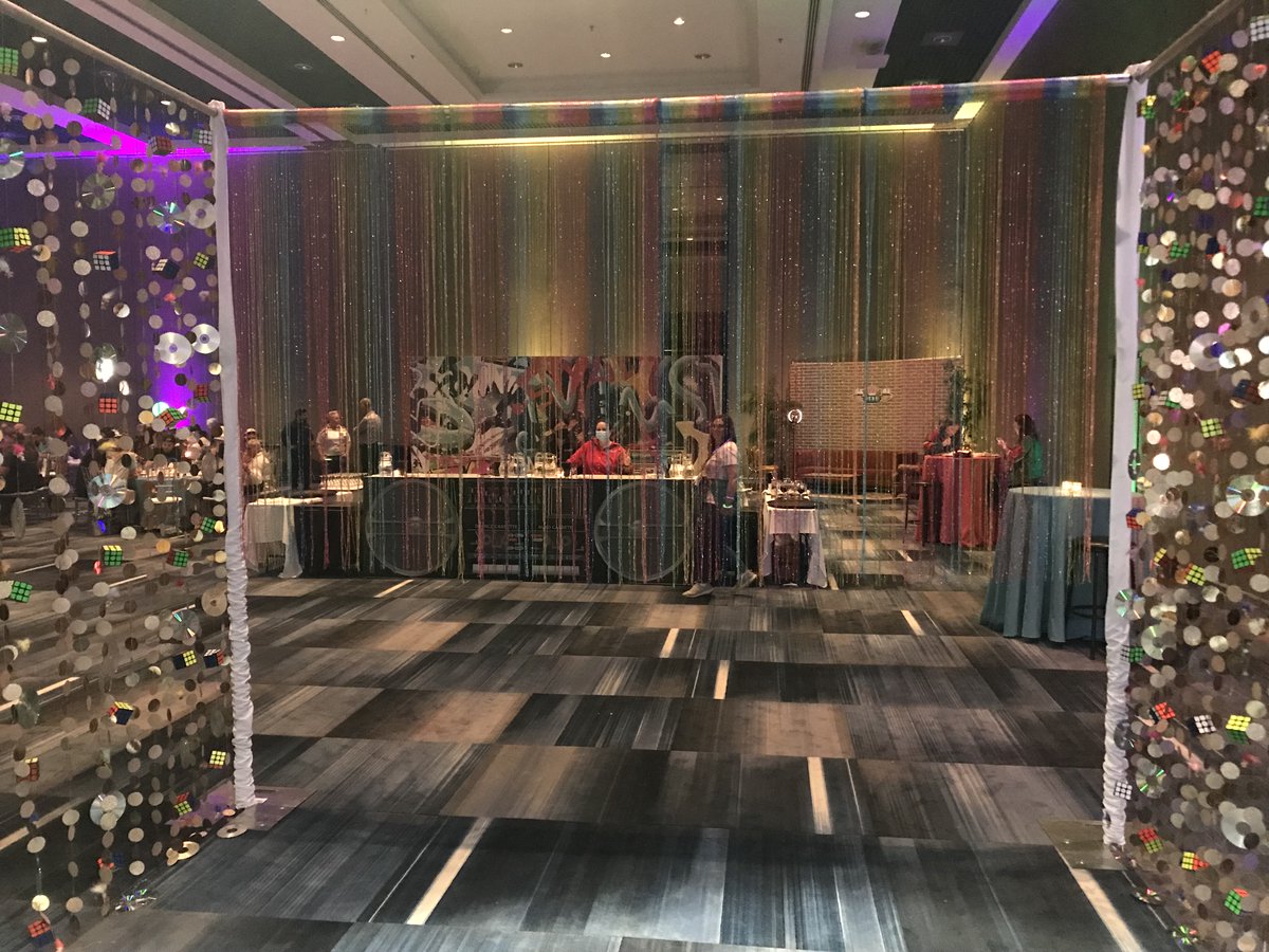 RBCPlaceLondon's tweet photo. Last week we hosted a 90s-themed dinner as part of the @canadalifeco national meeting and we can't get over how totally dope the ballroom looked! Check it out!!

#MeetinLondon #MeetatRBCPL #LdnOnt #90sdinner #90stheme #centralperk https://t.co/E3E3wEM78r