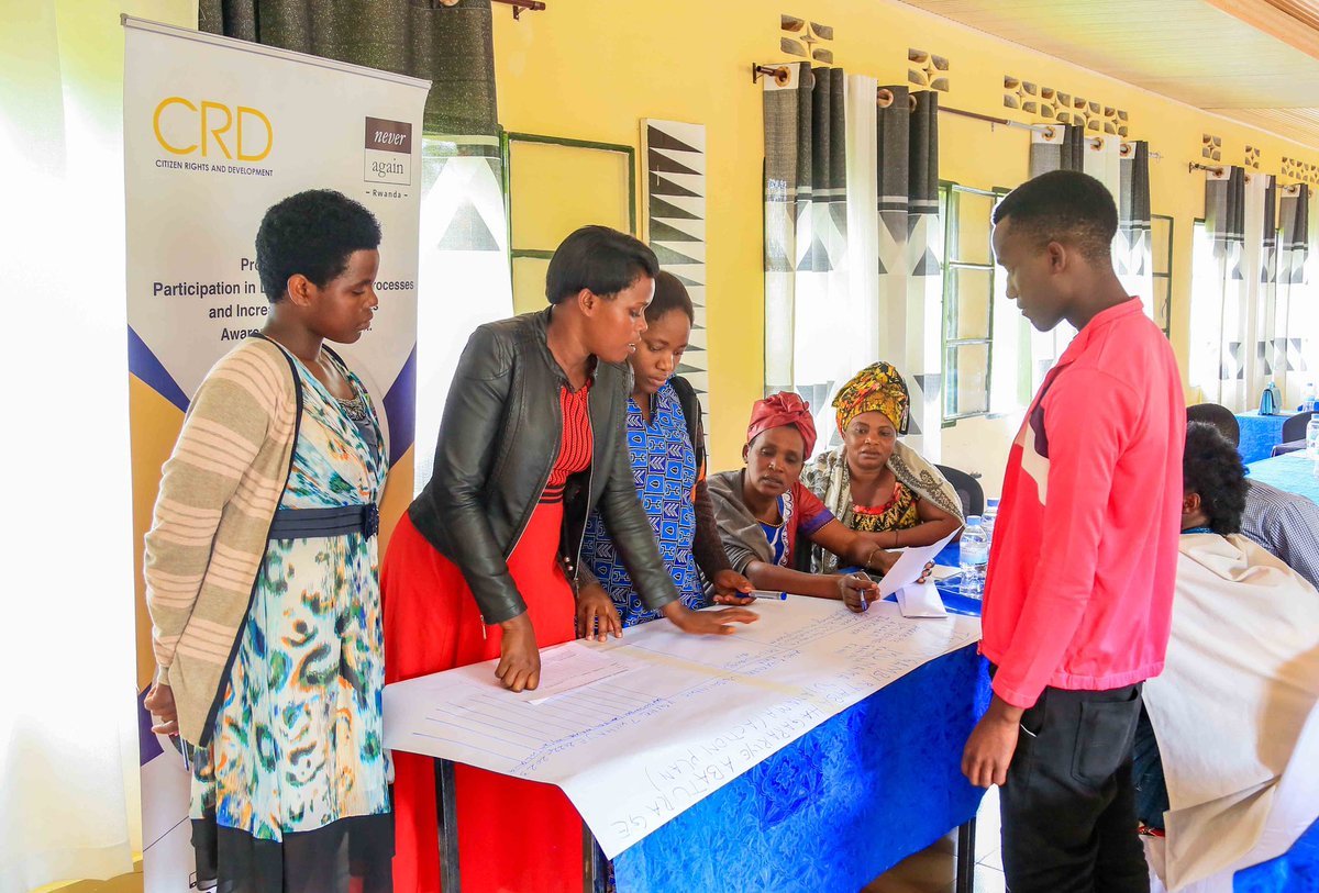 crd_rw's tweet photo. Mu gusoza amahugurwa y’abagize Inama Njyanama ku tugari n’Umurenge wa @SectorGahini1, yateguwe na @crd_rw kubufatanye na @NARwanda ndetse na @KayonzaDistrict abahuguwe biyemeje gufatanya n’inzego z’Ibanze mu gukemura ibibazo by’abaturage no kuzamura uruhare rwabo mu bimukorerwa. https://t.co/UvCxObD8fE