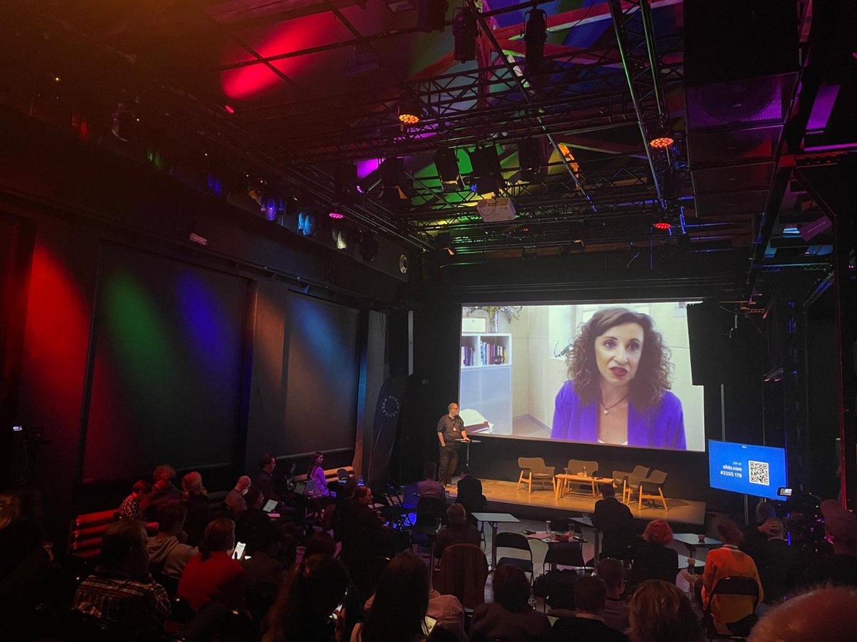 AjuntamentVLC's tweet image. 🎨La regidora d'#AccióCultural ha impartit una conferència en la Cimera #ECIS22, European Creative Industries Summit🎭, en la qual ha fet valdre les indústries creatives i culturals🩰 com a motor econòmic fonamental per a les ciutats.
🔗bit.ly/3Stu8CF