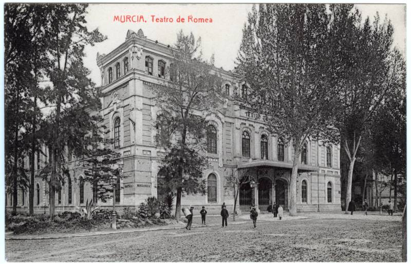 1893. Murcia. Un hombre yace en el suelo suplicando por su vida a las puertas del teatro Romea y pide que le lleven de inmediato a la posada de su mujer. Cuando llega, ya está muerto. 

Hoy os contaremos la macabra historia de "La perla"👀