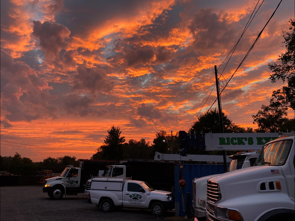 RicksExpertTree's tweet photo. Anyone else start their day with this beautiful view? #sunrise #lovewhatyoudo #earlybirdgetstheworm https://t.co/I6y7AOToKO