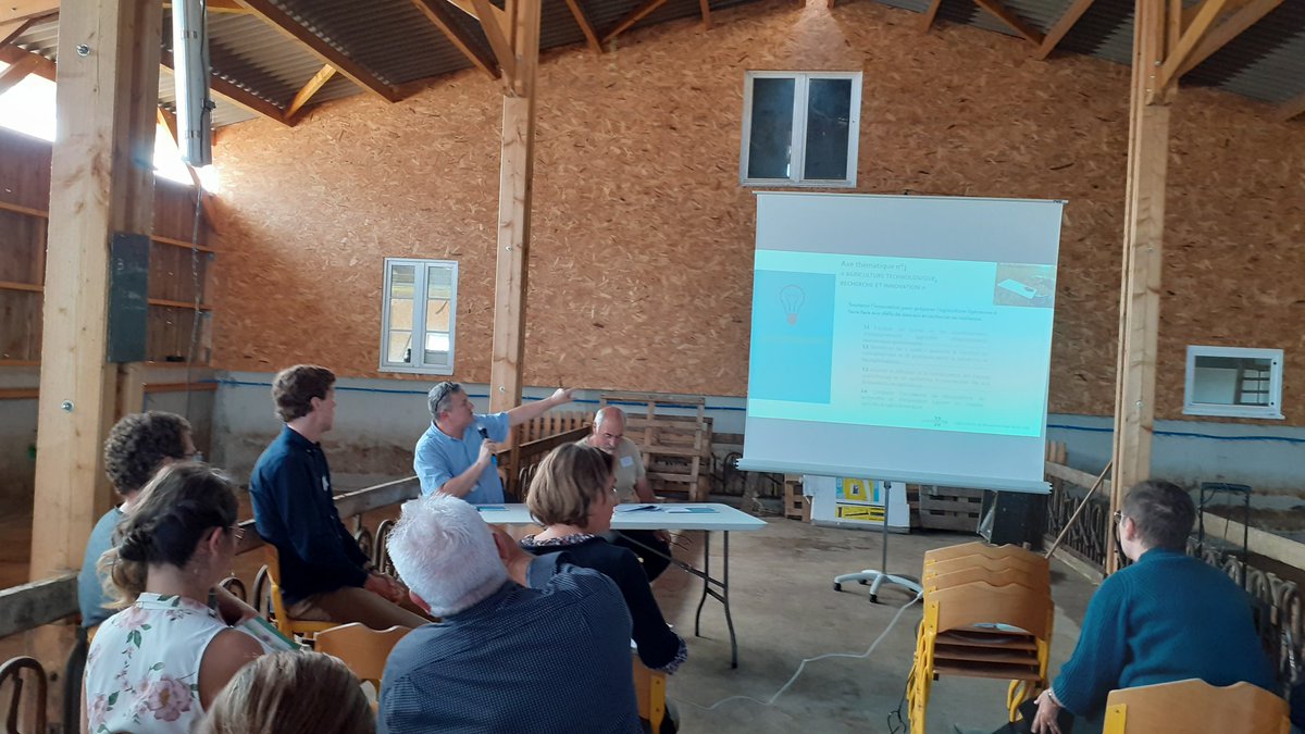 ceserPDL's tweet photo. La belle après-midi à la ferme de la Grande Houssaie exploitée par Isabelle ( pour les brebis) et son fils Sylvain (pour les vaches) se poursuit par la présentation de l'étude du @ceserPDL : l'agriculture de demain en @paysdelaloire présentée par Benoît Roch @motsetpages https://t.co/TB2TYRSZHr