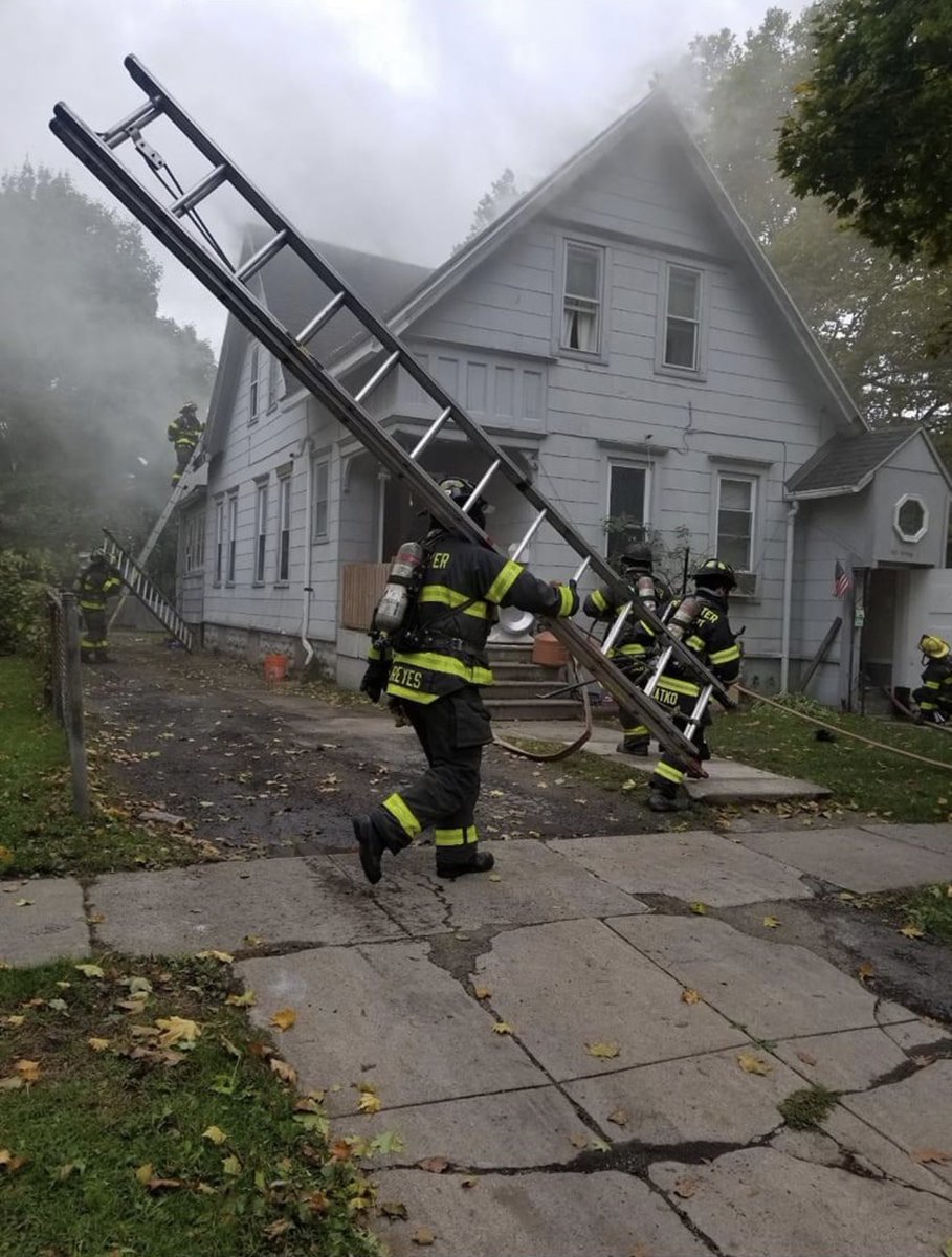 IAFF1071's tweet photo. It is with profound sadness we must announce the death of Firefighter Elvis Reyes due to complications from surgery  to treat an on duty injury. https://t.co/mu25ipVivz