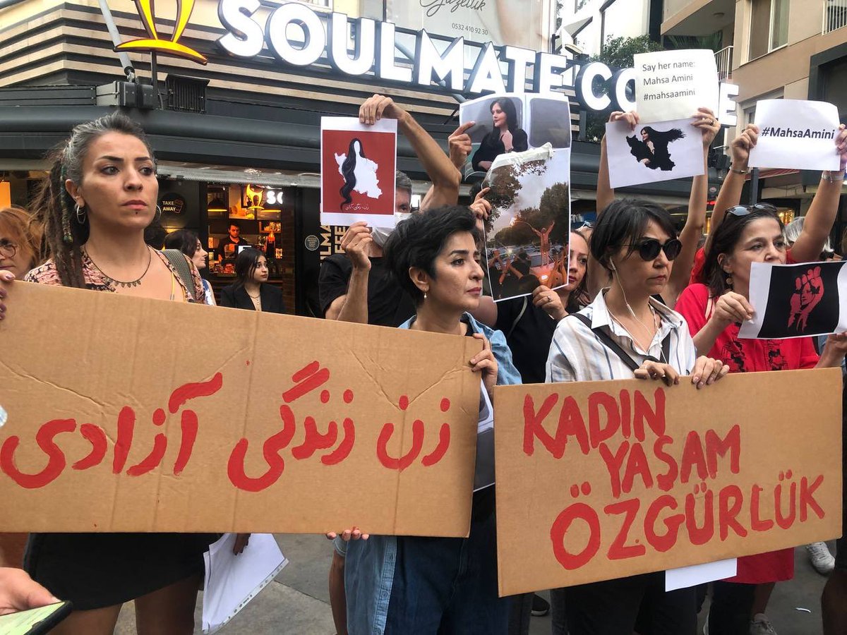 Em piştgiriyê didin serhildana jinan a ji Rojhilatê Kurdistanê bilind dibe û em dibêjin ‘serhildana we serhildana me ye!

JIN JIYAN AZADÎ!

#MahsaAmini