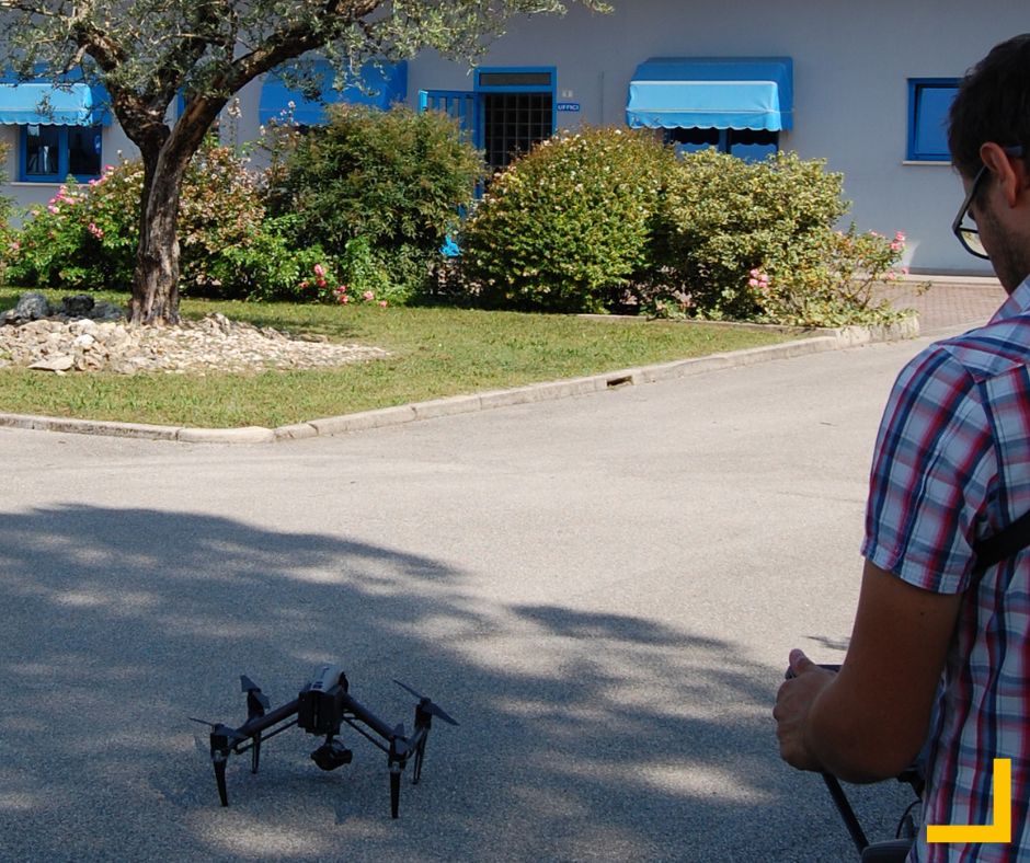 swstudio_it's tweet photo. Oggi stiamo lavorando alla realizzazione di un nuovo sito web che permetta al nostro cliente di distinguersi e rafforzare il suo brand! Il progetto comprende scatti fotografici fatti da "Nerone", il nostro #drone  
#Webdesign #copywriting #BrandNew  #wordpresswebsite #webdev https://t.co/bLJwlhouzn