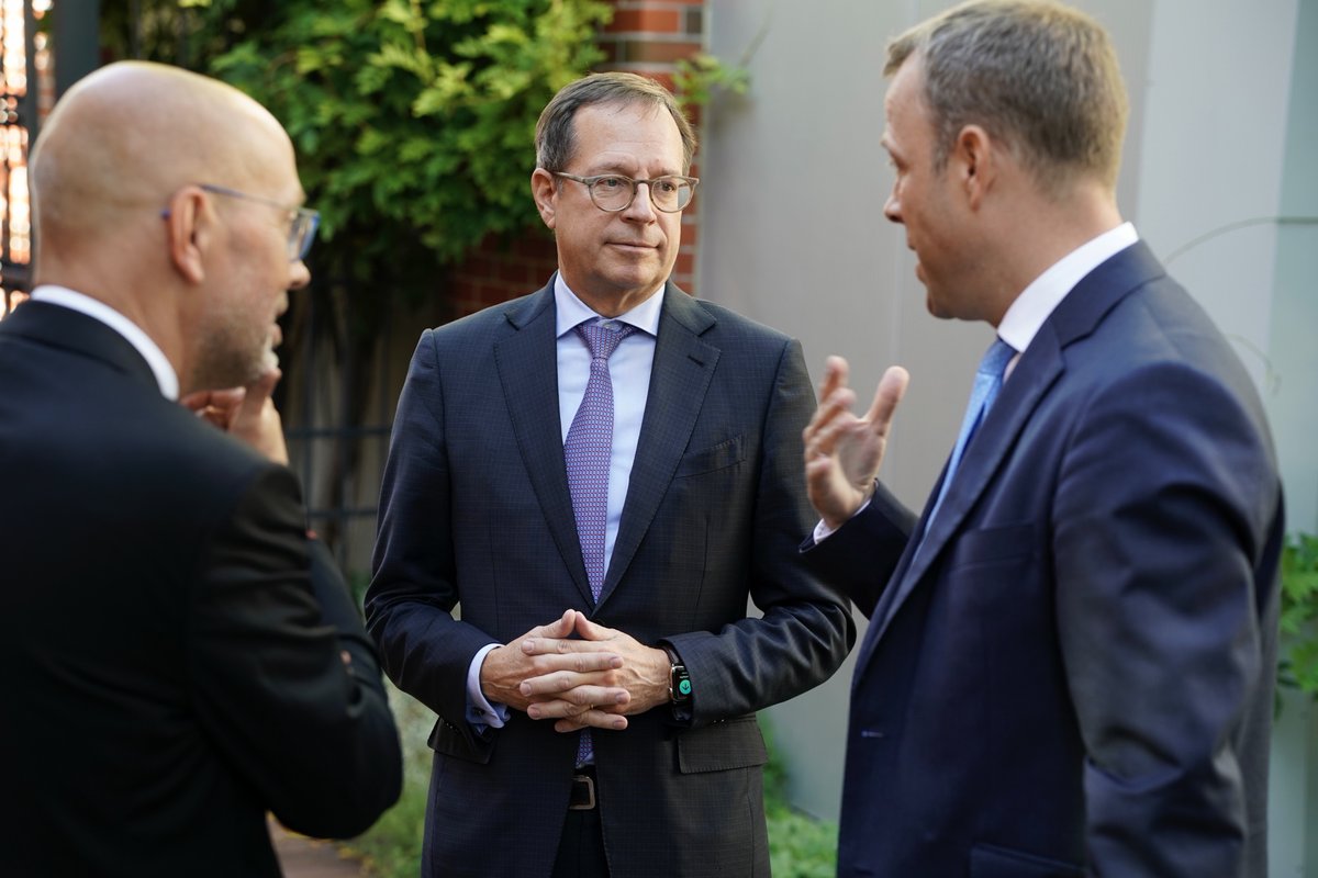 gdv_de's tweet photo. Erster Tag im Amt für GDV-Präsident Rollinger mit vielen spannen politischen Gesprächen zu aktuellen Herausforderungen beim Versicherungstag #VersTag22 https://t.co/Jt1sKmKybS