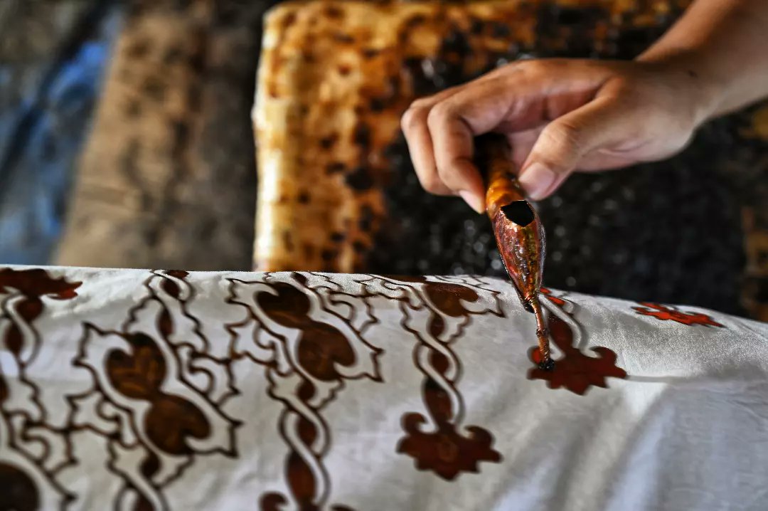 mirroreye's tweet photo. Workers create batik designs at a workshop, ahead of the National Batik Day celebration on October 2, in Banda Aceh on September 22, 2022.

#batik #batikmodern #batikindonesia #batikaceh #batiktulis #batikcap #canting #aceh #indonesia #afp #afpphoto https://t.co/K7uH8kufFC