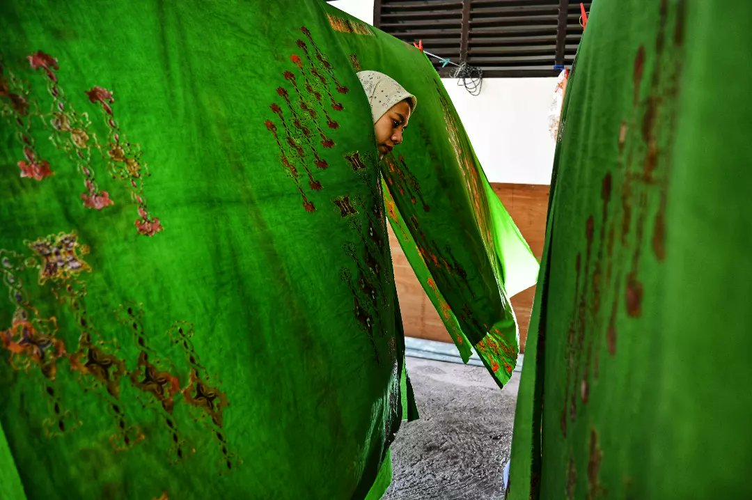 mirroreye's tweet photo. Workers create batik designs at a workshop, ahead of the National Batik Day celebration on October 2, in Banda Aceh on September 22, 2022.

#batik #batikmodern #batikindonesia #batikaceh #batiktulis #batikcap #canting #aceh #indonesia #afp #afpphoto https://t.co/K7uH8kufFC