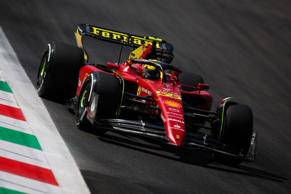 FerrariF1FRA's tweet photo. 🔴 Carlos Sainz s'est rendu sur la piste avec la Ferrari F1-75 pour le deuxième "shooting day" disponible de 15 kilomètres !

Il a aussi profité pour collecter des données sur de nouveaux composants innovants et procédures de démarrage, qui apparaîtront sur la F1-75 à Singapour. https://t.co/nJQ7Gle7DK
