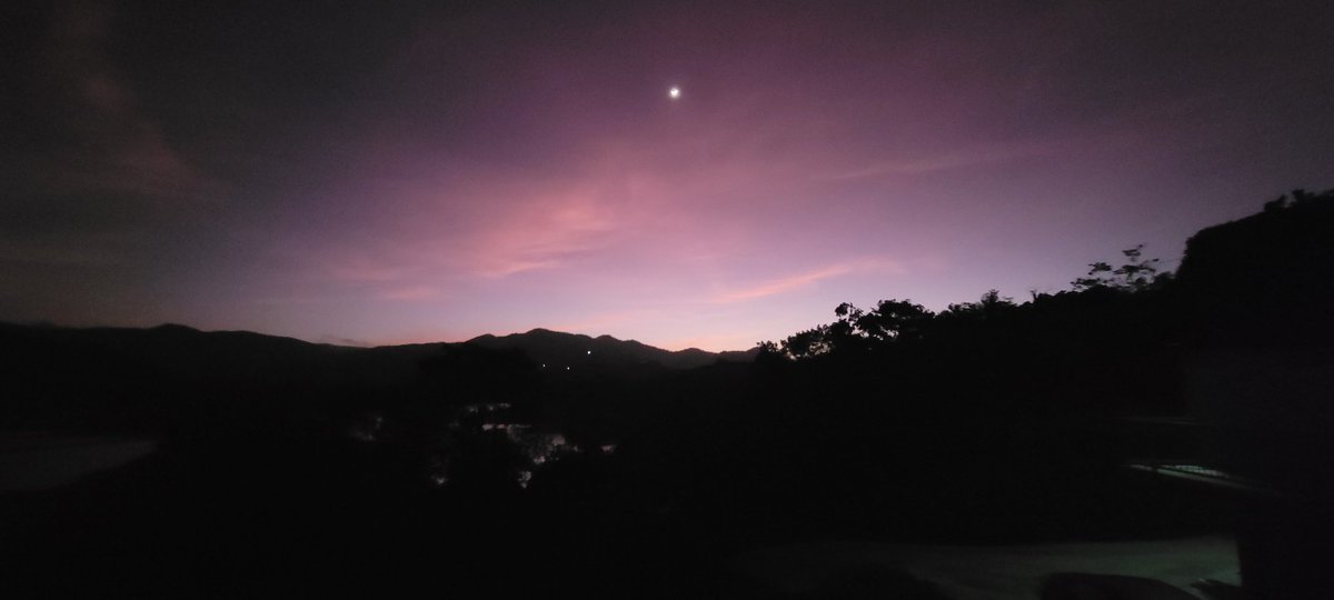 Ldvargas24's tweet photo. Así amanecieron los cielos en villalba. https://t.co/C5PJ1k5PyC
