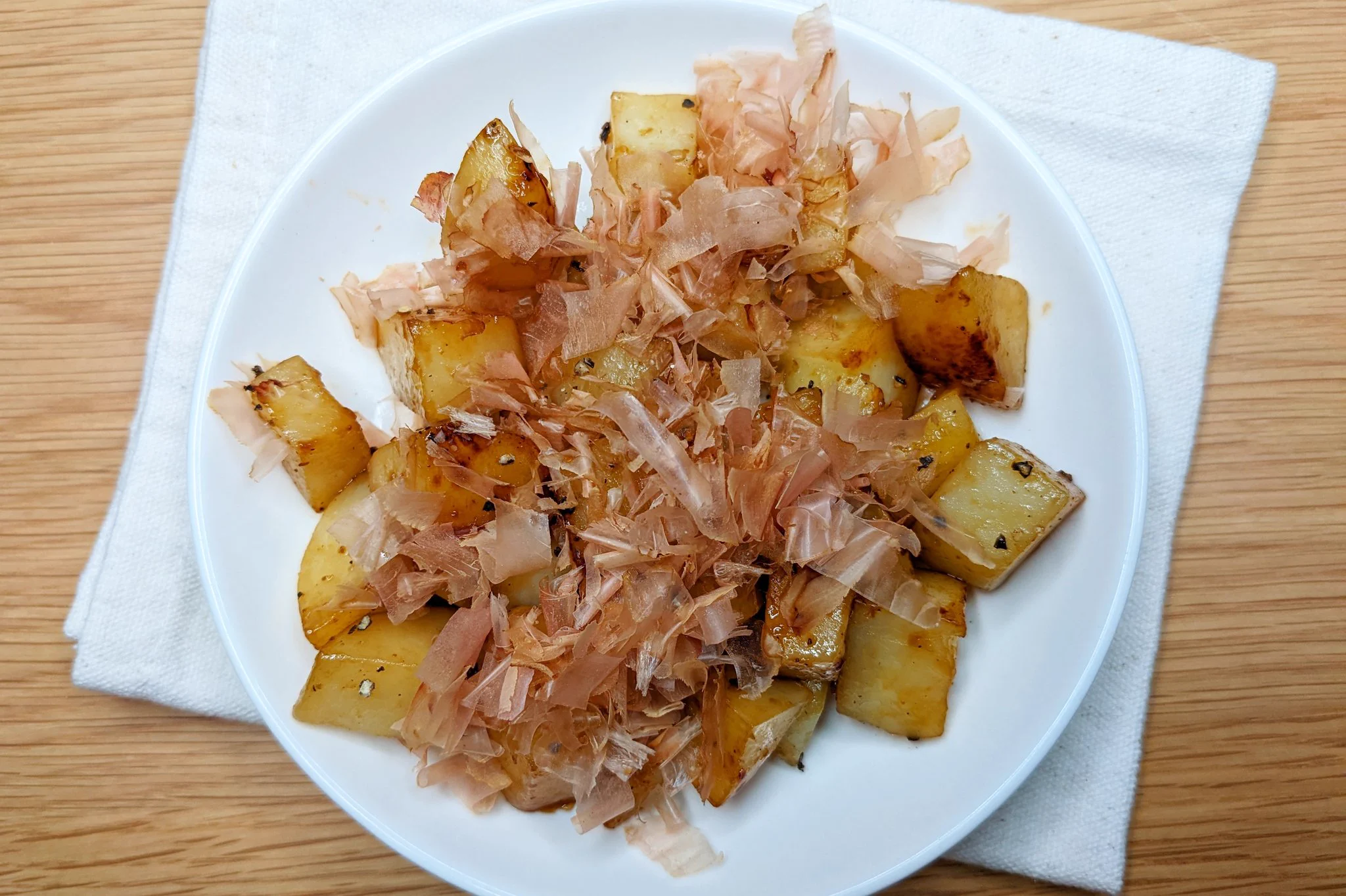 一口サイズでパクパクいける！コクうま「照り焼きじゃがいも」。
