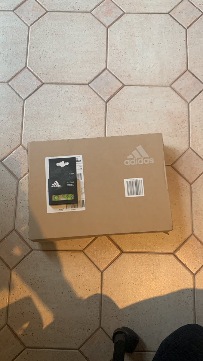 ThePredShed2020's tweet photo. Hi @adidasUK , could you not have found a bigger box to send this tiny pack of studs in? 🫤 I ordered 1 pair, not 10. #Wasteful #Sustainability #packaging @adidas https://t.co/8cJYiHt3p0