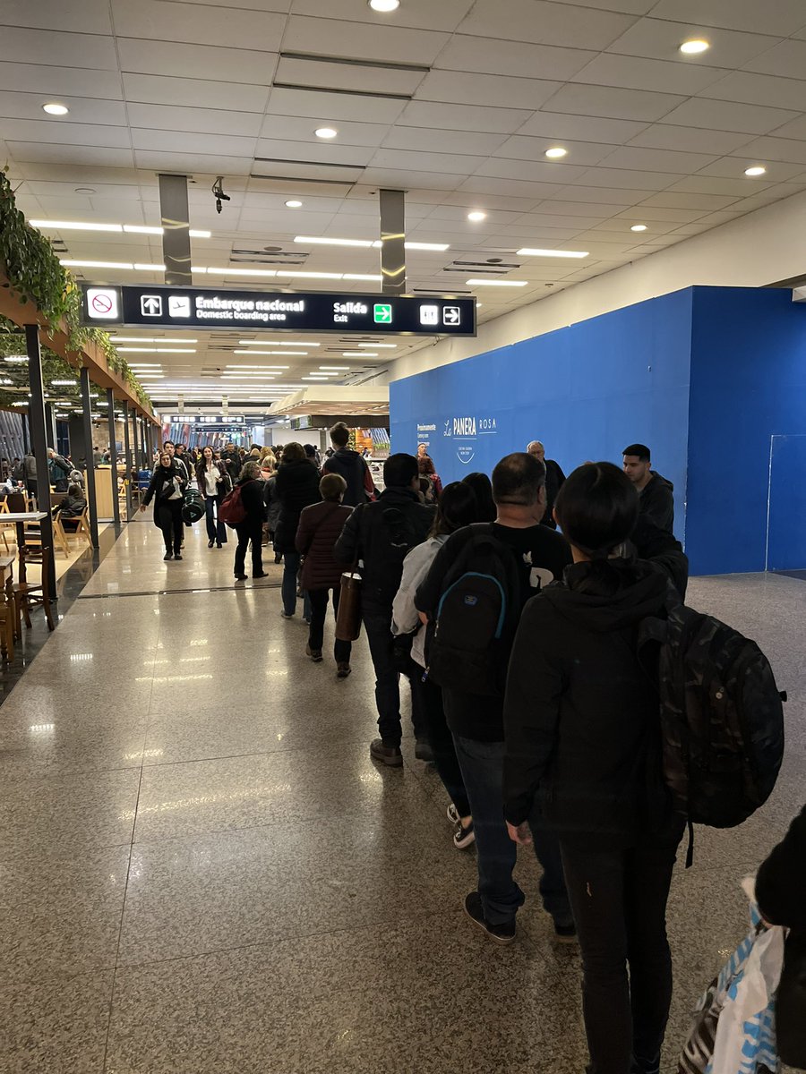 #aeroparque Ina locura cola de tres cuadras para el embarque #policia #PSA