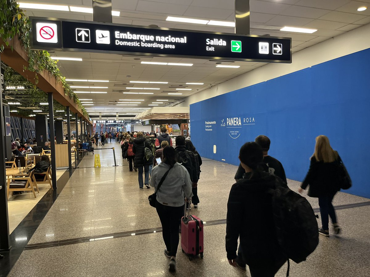 PhotoMarioQ's tweet photo. #aeroparque Ina locura cola de tres cuadras para el embarque #policia #PSA https://t.co/Jc7gqdfWDH