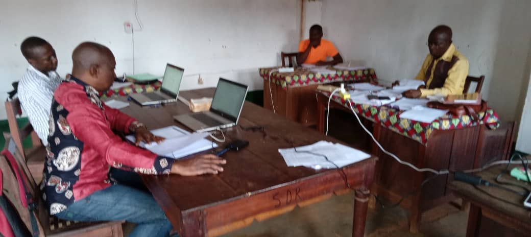 congodorpen's tweet image. Onze mensen van CDI-Bwamanda actief in Bwamanda, Zuid-Ubangi / Nos collègues actifs à Bwamanda, Sud Ubangi. En séance de travail sur la cartographie des écoles avec les animateurs. #cdibwamanda #sudubangi #RDCongo
