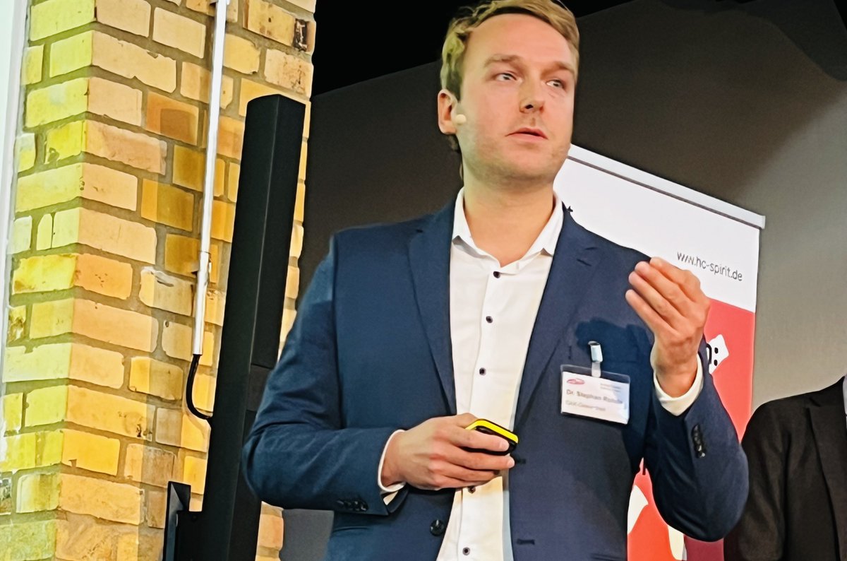 DAKGesundheit's tweet photo. Unser Kollege @Stephan__Rohde stellt heute auf dem #E-Health-Salon heraus: Kooperationen ermöglichen die effiziente Entwicklung von digitalen Versorgungsinnovationen für unsere Versicherten. https://t.co/Xnhik7NIHi