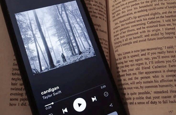 y2note's tweet image. cold cardigan.

— a short au based on folklore trilogy wherein…