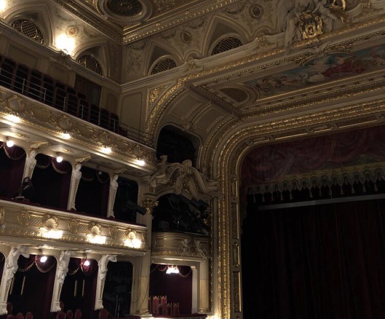 y2note's tweet image. cold cardigan.

— a short au based on folklore trilogy wherein…