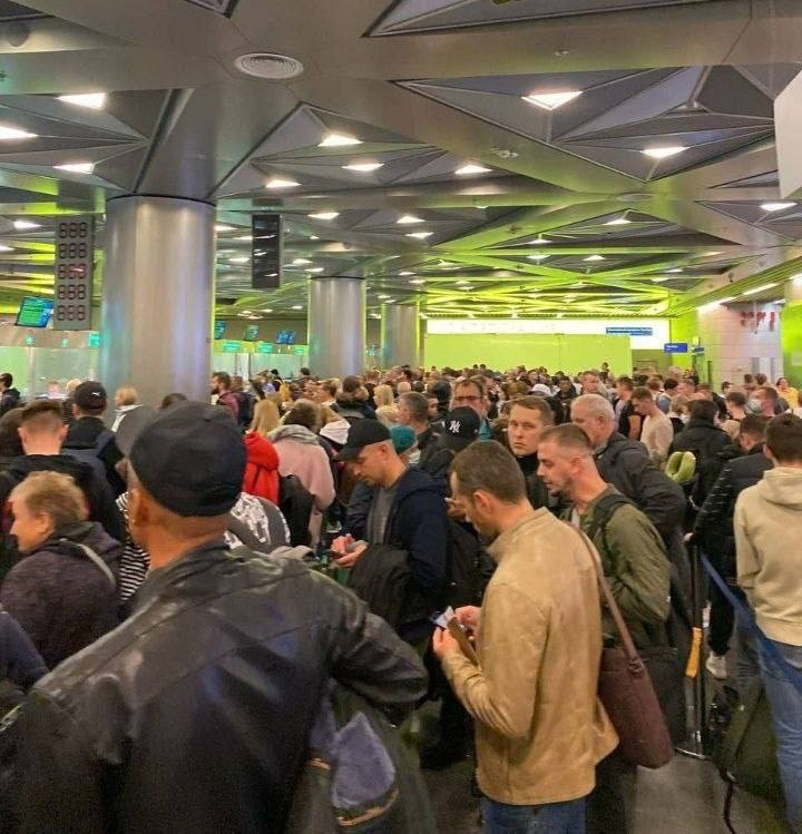 blyskavka_ua's tweet photo. ⚡️ Russia. Vnukovo Airport. Huge queues of men to leave the country, - mass media.

👉 Follow @Flash_news_ua https://t.co/RiGZKuDxW1