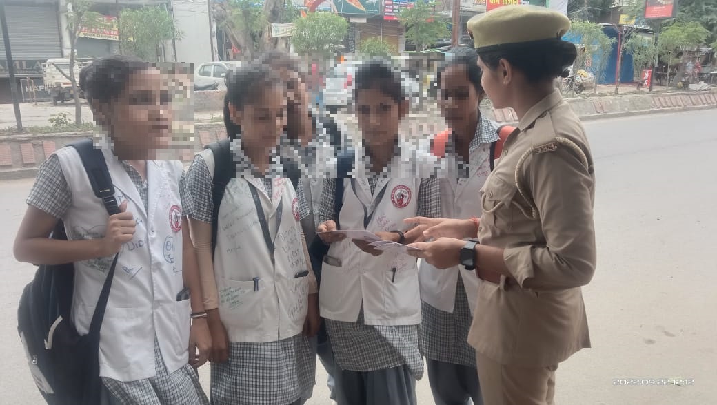महिला सुरक्षा हेतु विशेष दल #bareillypolice द्वारा #MissionShakti अभियान के तहत सार्वजनिक स्थानों/बाजारों/स्कूलों आदि जगहों पर महिलाओं/बालिकाओं को वूमैन पावर लाइन 1090,यूपी-112,महिला हेल्पलाइन-181 आदि के बारे में जागरूक किया गया। 
#UPPolice