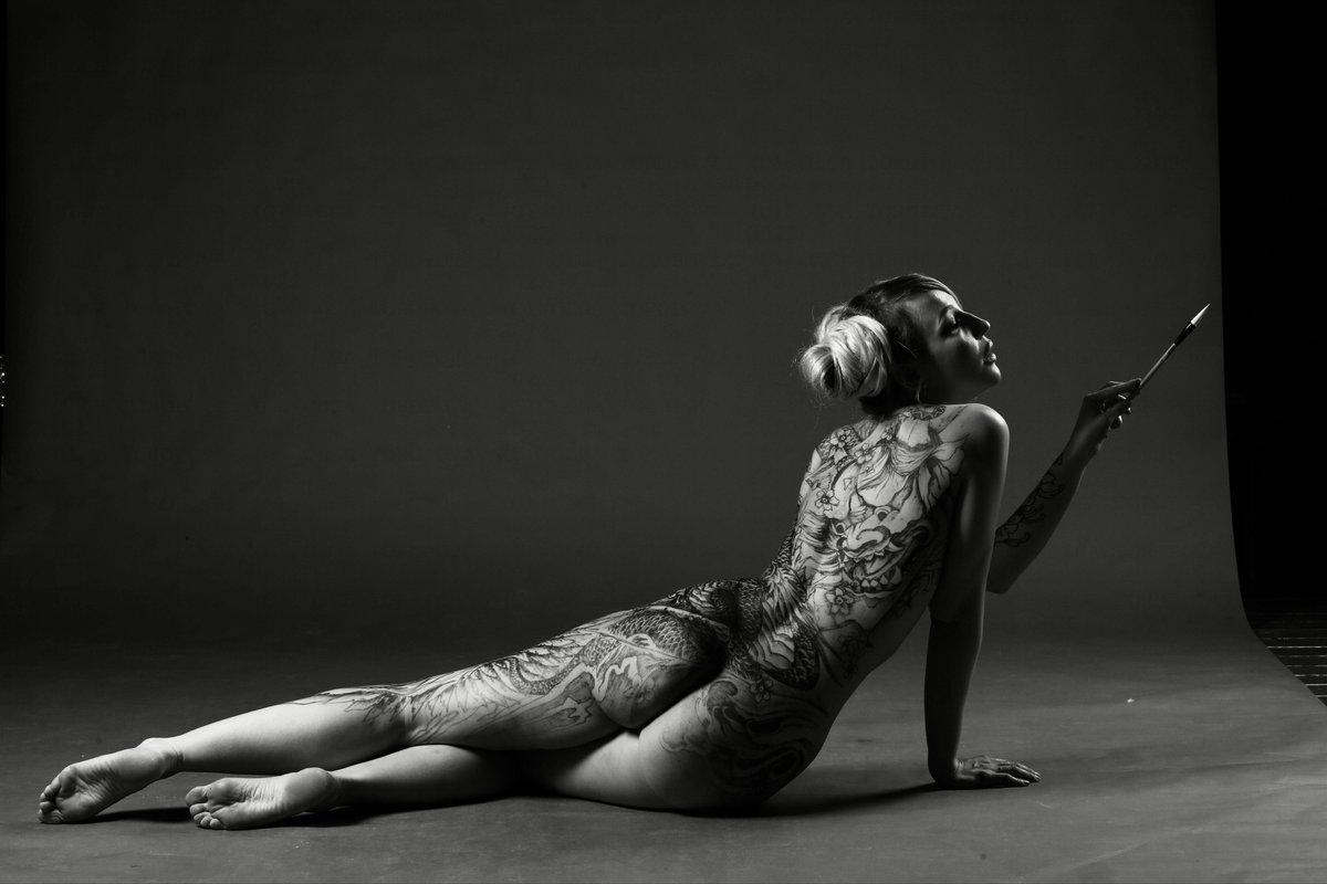 "Serving Art" - where I am presenting myself to the viewer as a model...
In this photo, I hold a brush in my mouth and my knees are bent to the ground, in homage to the great process of expressing the inner and outer to the world! Already on #FND 0.35 Eth
foundation.app/collection/sar