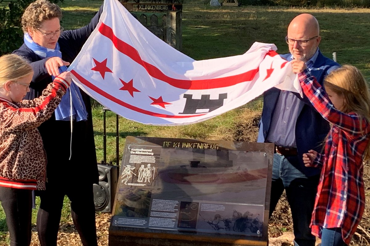 RCE_erfgoed's tweet photo. Het archeologisch beleefpunt De Klinkenberg is geopend door @NellekeVedelaar. RCE-collega Jinna Smit reikte een rijksmonumentenpaspoort uit aan @Staatsbosbeheer en de pachter. @ProvDrenthe #paspoort #beleefpunt #Klinkenberg >> https://t.co/7nYwWLojF9 https://t.co/VUVsTrePWe