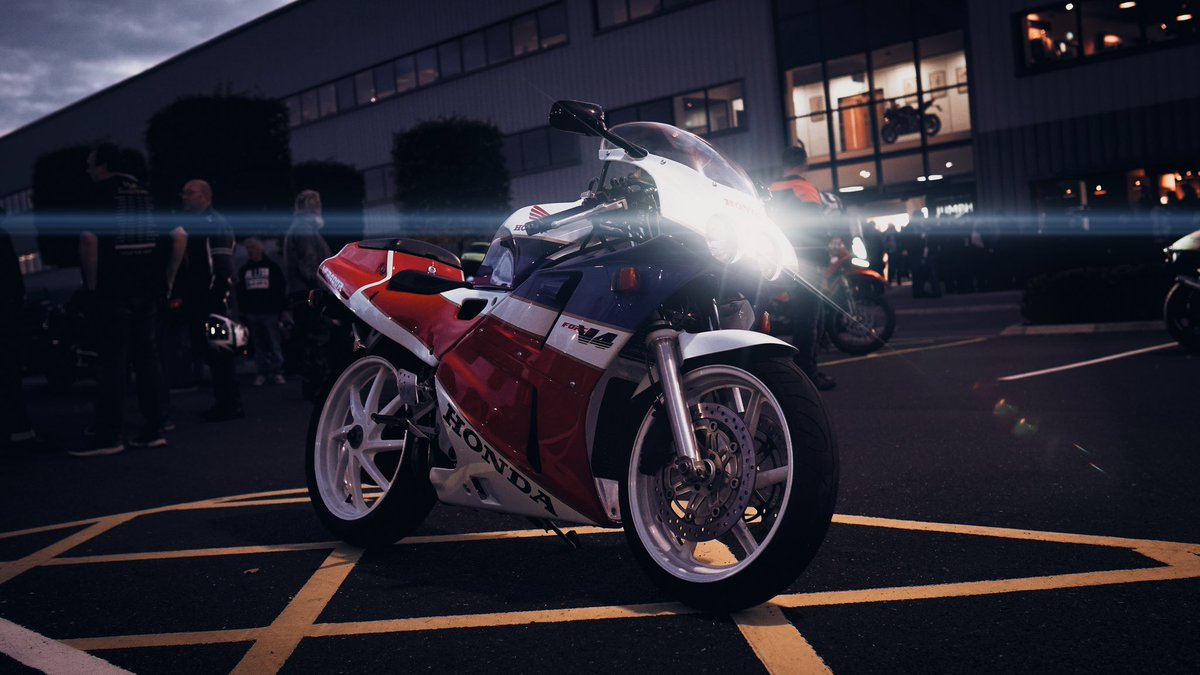 You can never take a bad picture of an NC30 - At the <a href="/OfficialTriumph/">Triumph Motorcycles</a> ‘Final Triumph Bike Night’ last night!  #Clique53 #Clique53Classics  #Honda #VFR400NC30 #HRC #HondaVFR400 #HondaNC30 #NC30 #HondaRacing #Honda #V4 #RetroBike  #RetroMotorcycle #Triumph #TriumphMotorcycles