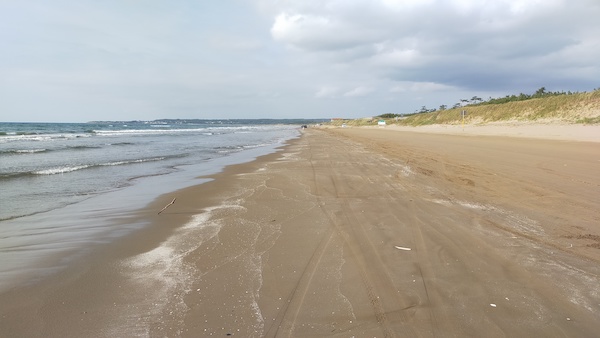 SnufkinJapanes1's tweet photo. I'll go back to Osaka slowly.
Senrihama-nagisa-driveway in Ishikawa prefecture.
You can drive on the beach🥰
#Vanllife and wandering the best 100 #mountains in #Japan 98th day. 
100/100 mountains. https://t.co/XXAuepdW9m