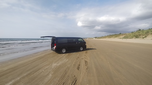 SnufkinJapanes1's tweet photo. I'll go back to Osaka slowly.
Senrihama-nagisa-driveway in Ishikawa prefecture.
You can drive on the beach🥰
#Vanllife and wandering the best 100 #mountains in #Japan 98th day. 
100/100 mountains. https://t.co/XXAuepdW9m