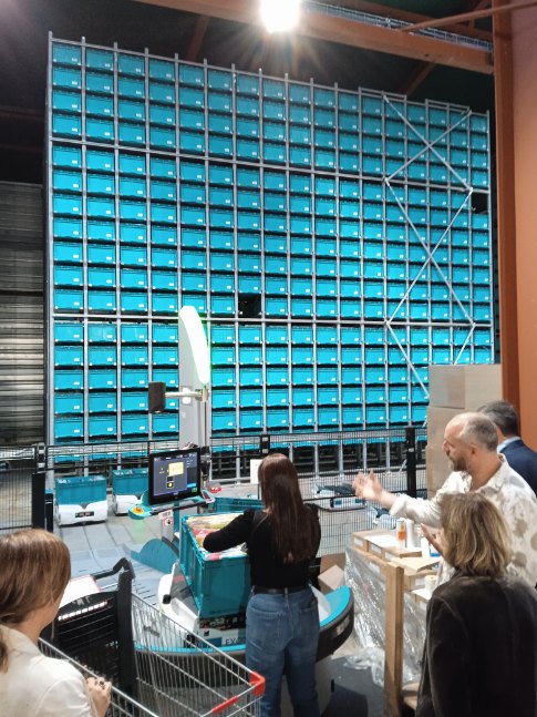 Prefecture40's tweet photo. 📍 Visite de #REDIV, anciennement Patatam, à Hastingues ce matin par Françoise Tahéri, préfète des #Landes
L’entreprise est spécialisée dans le recyclage de textiles, qu’elle collecte auprès de 18 enseignes et de particuliers👚 https://t.co/P5OE24T8eZ