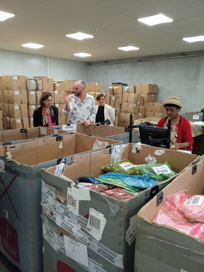 Prefecture40's tweet photo. 📍 Visite de #REDIV, anciennement Patatam, à Hastingues ce matin par Françoise Tahéri, préfète des #Landes
L’entreprise est spécialisée dans le recyclage de textiles, qu’elle collecte auprès de 18 enseignes et de particuliers👚 https://t.co/P5OE24T8eZ