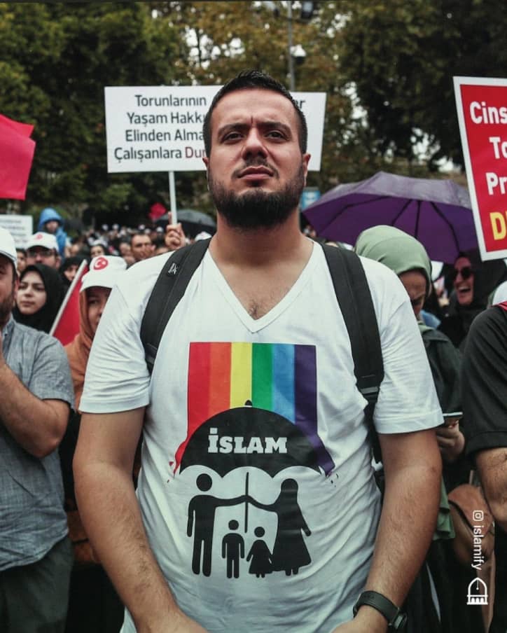 Muhamma15257012's tweet photo. 🚨 Thousands of people marched in Istanbul, Türkiye demanding a ban on LGBTQ groups.

Protesters held signs that read "protect your family and your generation" and "say No to the project of a genderless society". 
#TransRightsAreHumanRights 
#LGBTQ https://t.co/RSDdNq0Hl1