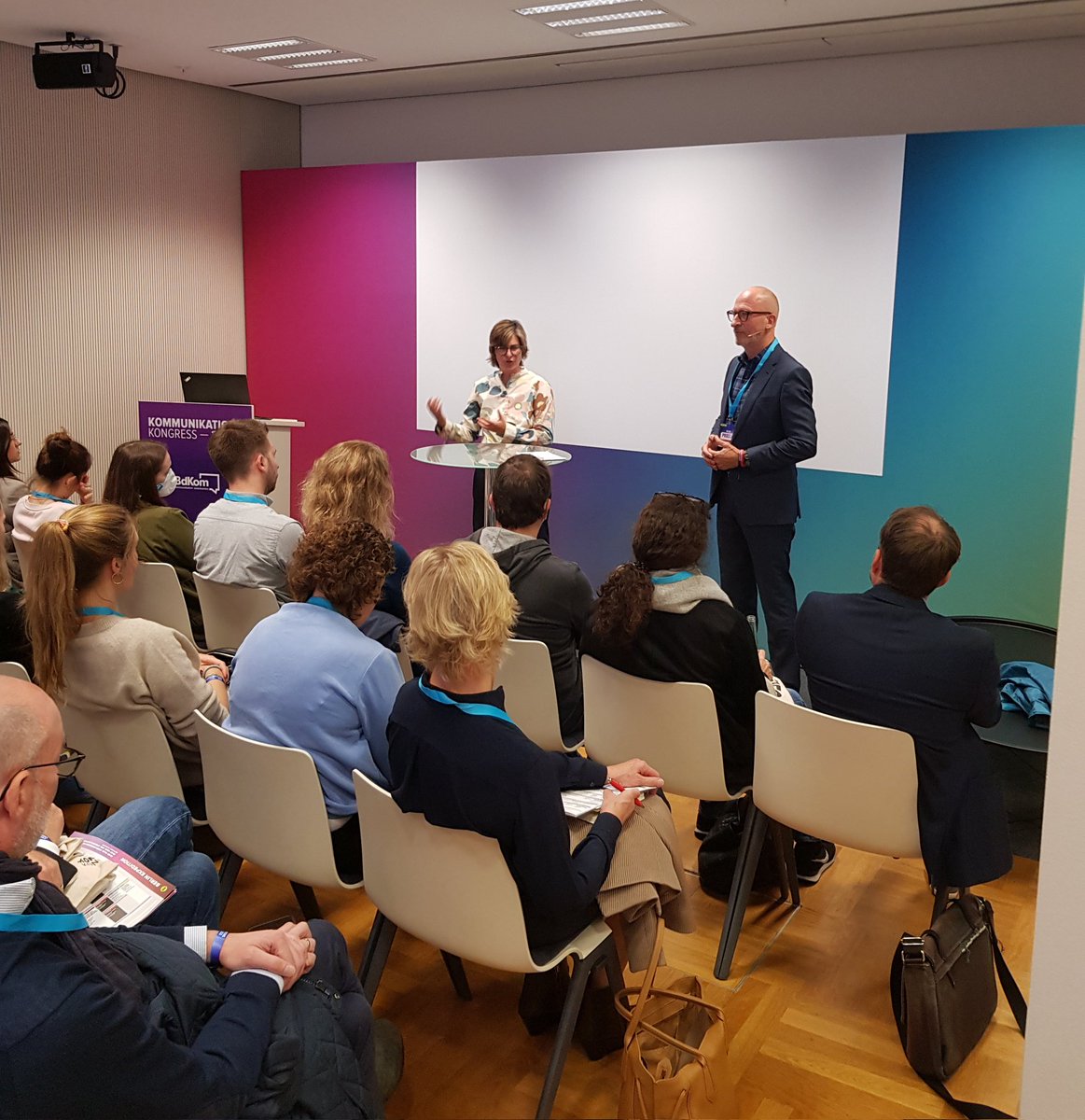 QuadrigaBerlin's tweet photo. Patrick Kammerer & Tina Kulow (@SAP) diskutieren mit den Teilnehmer:innen, wie man in Krisenzeiten #Praesenz zeigt und wie der #Purpose von Unternehmen dabei Orientierung gibt. https://t.co/4IXVjaGZFX