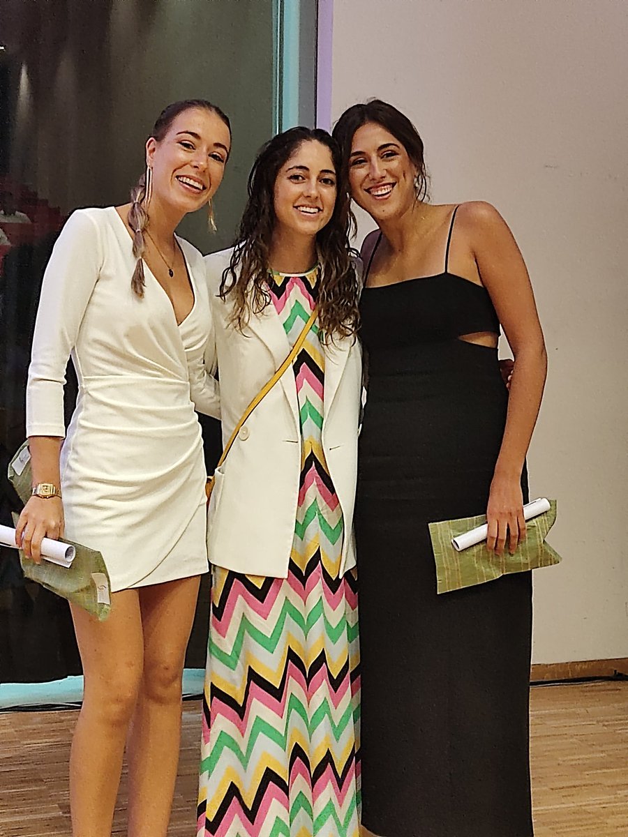 ElenaCastn1's tweet photo. l'Eider, l'Anna i l'Eva ja són llevadores.
Els desitgem molta sort i encerts en aquest camí que continuen com les grans professionals que són.
Enhorabona, companyes!! https://t.co/wOKSY0P0p6
