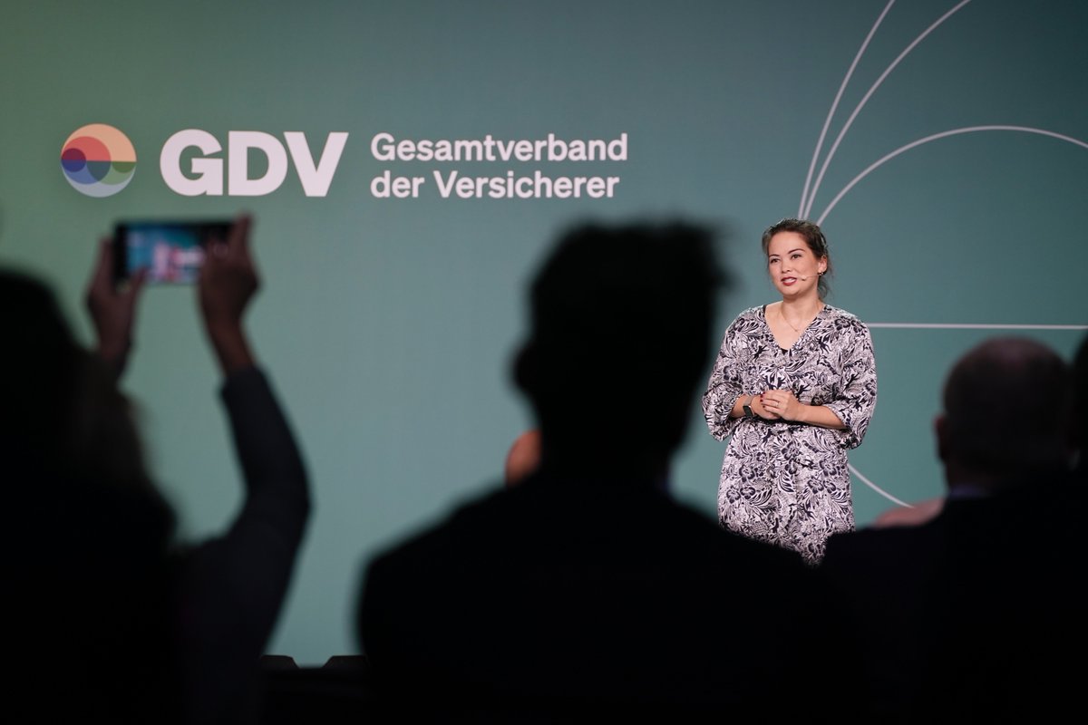 gdv_de's tweet photo. Dr. Nari Kahle zur Mobilität der Zukunft: Autonomes Fahren ist keine Zukunftsphantasie mehr. Es ändert die Verantwortlichkeiten und die Perspektive auf den Umgang mit Daten #verstag22 @KahleNari https://t.co/AMQNaJbK1R