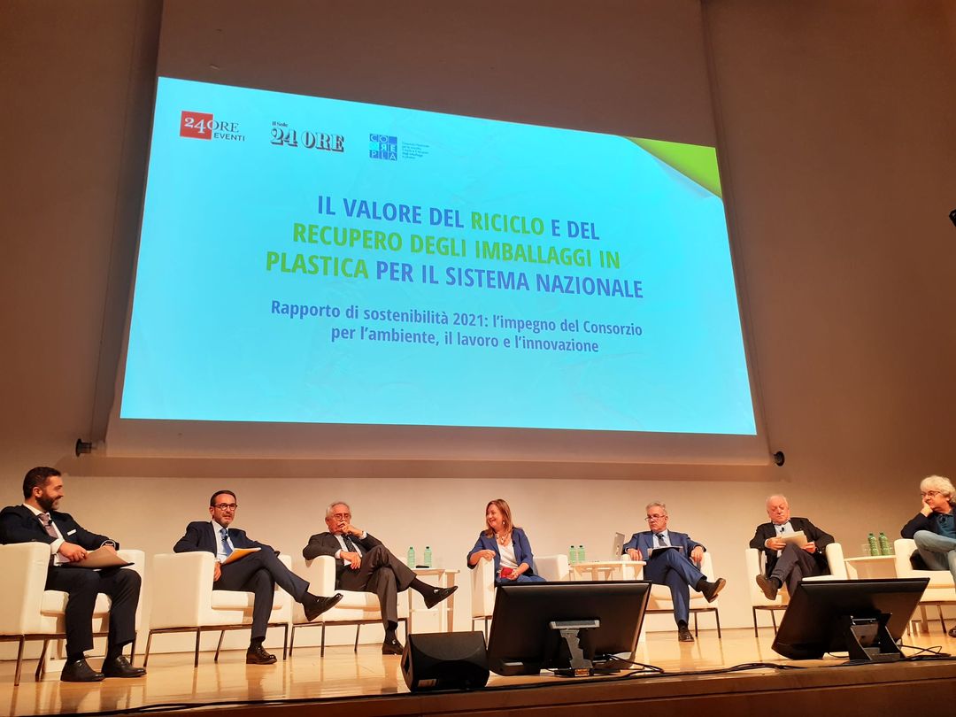 Italia ha tutte le potenzialità per affrontare le sfide che abbiamo davanti:dal post pandemia,alle crisi a quella importantissima della transizione ecologica. In un mondo globalizzato la domanda di qualità, bellezza e di un'economia a misura d'uomo è in crescita. E 🇮🇹 è in campo.