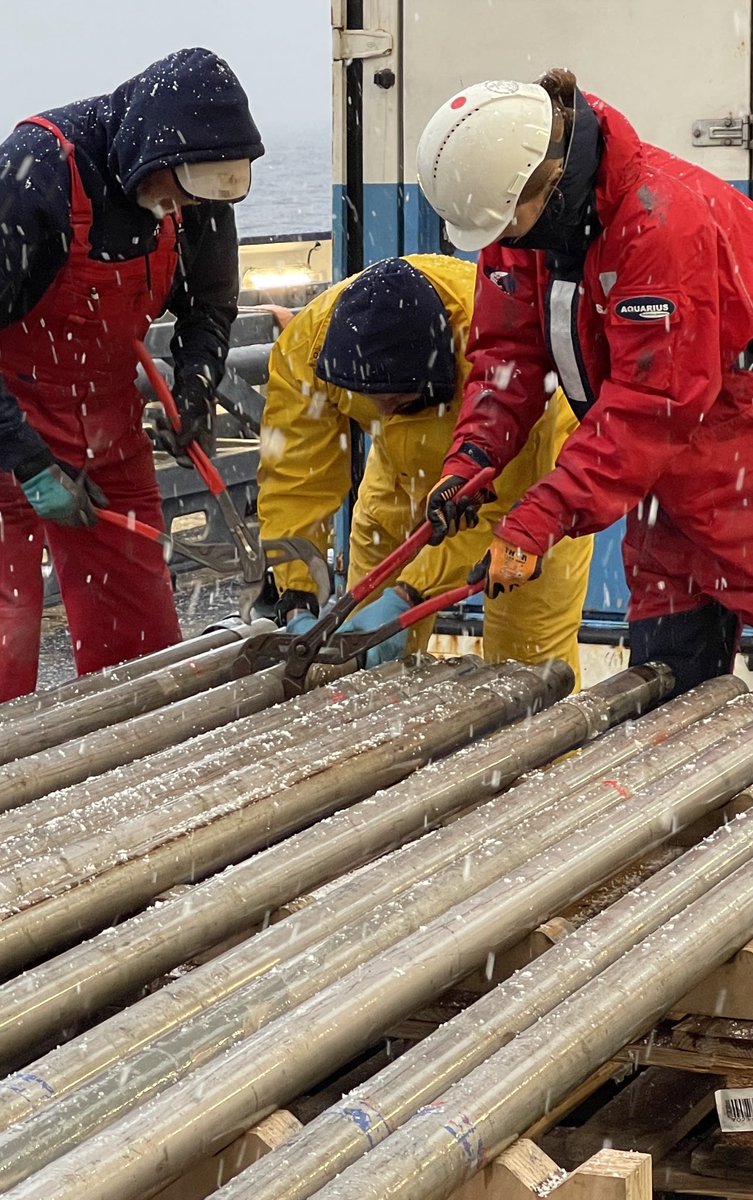 VolkerDiekamp's tweet photo. Let it snow on #msm111 in the #baffinbay #summerisover #lifeatsea #marinegeology https://t.co/dgbBVy4g0p