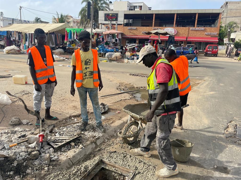 BarthelemyDias1's tweet photo. Les travaux de réhabilitation des grilles avaloirs, de fermeture des regards et des trappes a démarré avec le canal du front de terre.

Les Communes de Grand Yoff, Mermoz Sacré-coeur, Biscuiterie et Ouakam accueilleront prochainement les équipes techniques de la Ville... https://t.co/IrJoKwGa6t