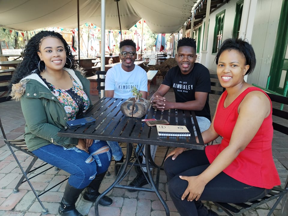 Onemanpixel's tweet photo. The guys, @Keviarone & @KennieKimberley, with @EvelynMaruping and @MosekiDedre of #PingTV #OnsPraatWeSpeak
#Kimberley #Galeshewe https://t.co/RmGkd3Cabr