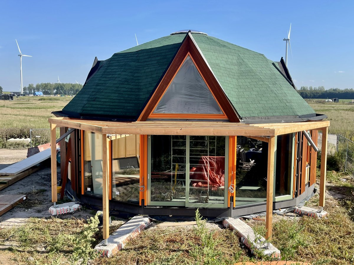 OrigineleHuizen's tweet image. DomeHome in aanbouw. Droomhuis met koepeldak en Bio-based materialen. Vakwerk door @TimberLiving Ontwerp: @Arc2architecten