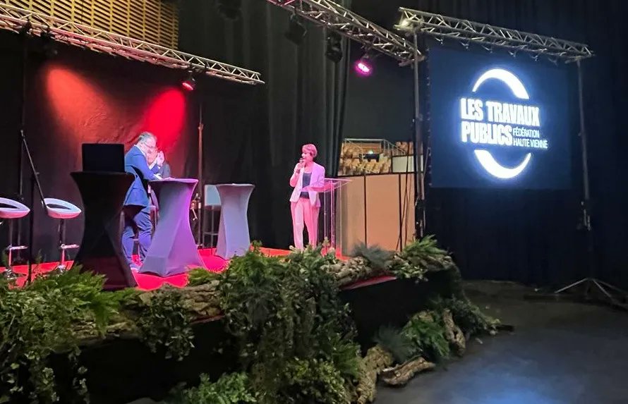 🎤 CONFÉRENCE 🎤 

Présentation de la feuille de route : Trajectoire bas carbone des Travaux Publics, comment répondre à l'urgence climatique ? 🤔 

Merci à Julien Delaye et Christian Surget pour leur intervention !

#limoges #salontp #environnement  #innovation #travauxpublics