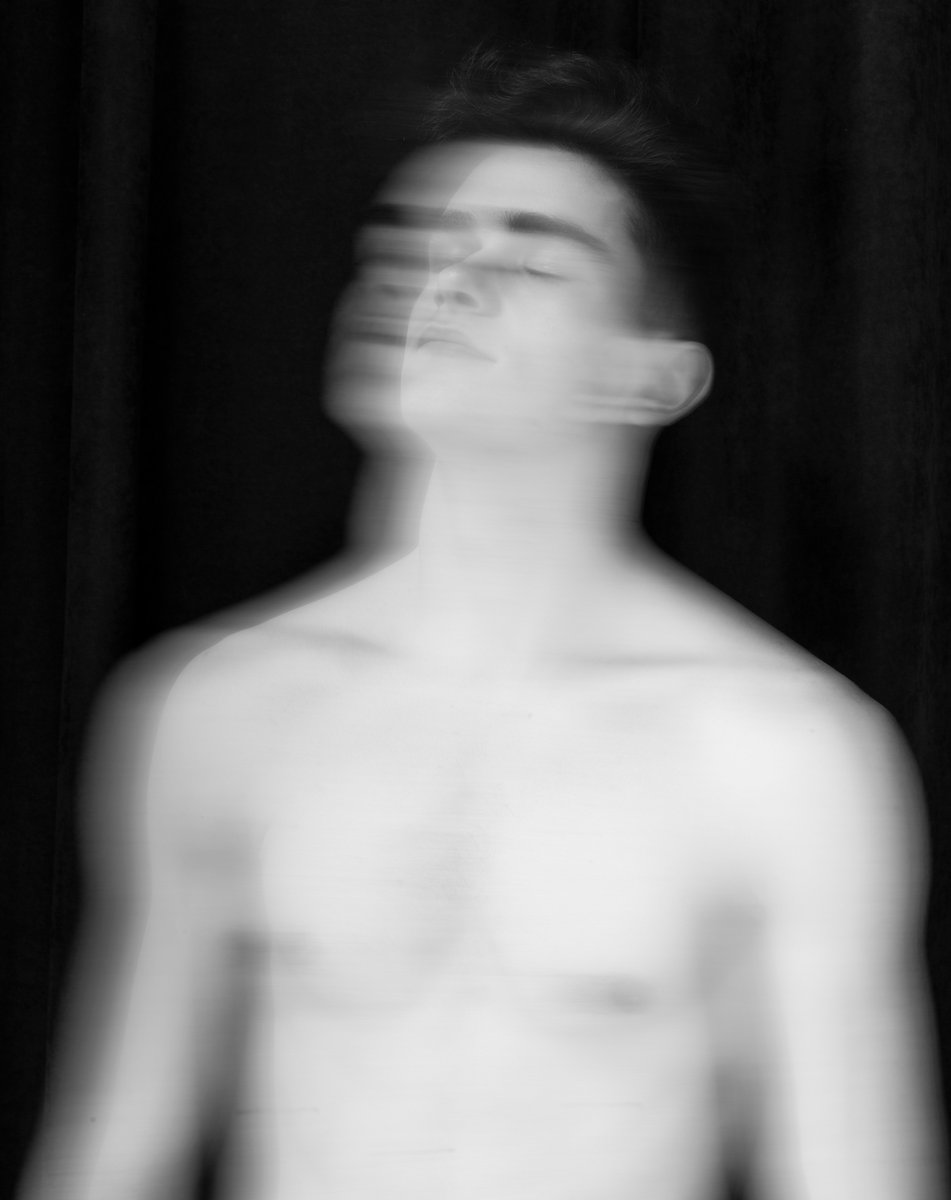 Latvijas Nacionālā baleta (@opera_balets) simtgades programmu atklājot, no 30. septembra <a href="/fotomuzejs/">Latvijas Fotogrāfijas muzejs</a> būs skatāma izstāde “Mēģinājums”.
Tajā vairāki fotogrāfi, turpretī izstādes scenogrāfiju un telpiskos risinājumus veido A. Beļeckis un L. Kreislere.

kroders.lv/jaunumi/5328