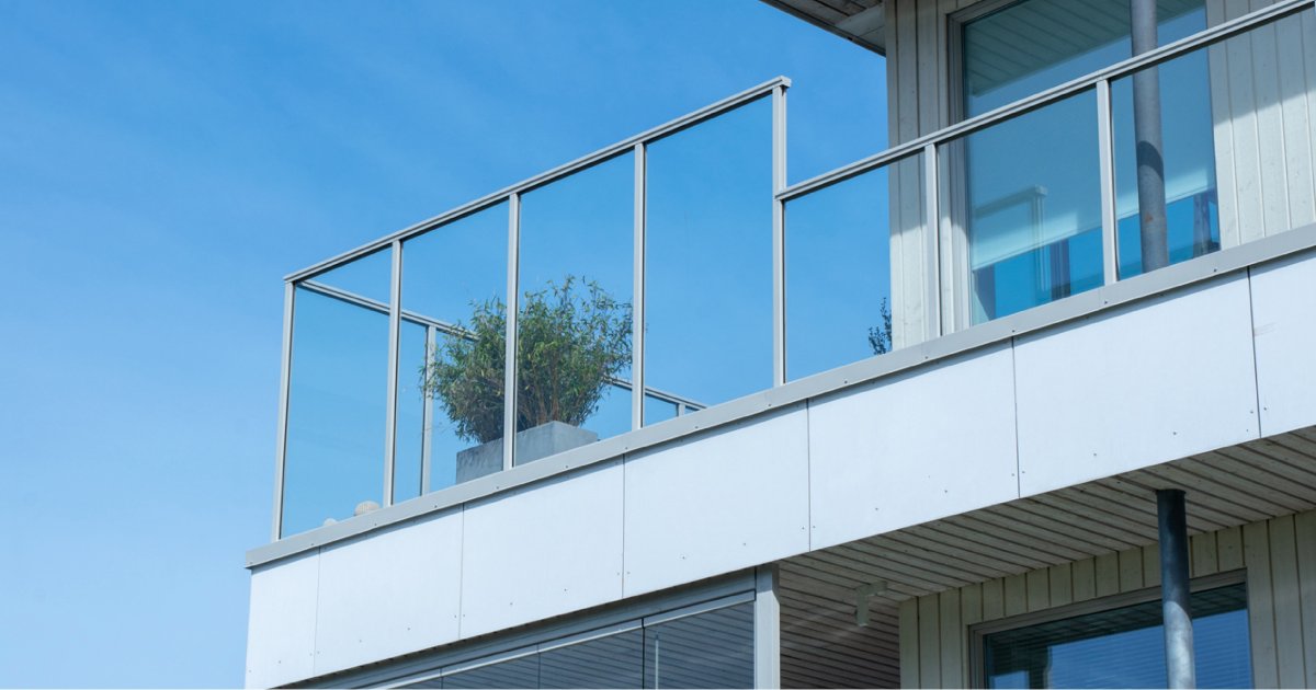 Indunor's tweet photo. Fri utsikt uten å vrenge lommeboken! 💰
Glassrekkverk i aluminium er et økonomisk alternativ for å kunne ramme inn ditt uteområde og skape den beste utsikten. 

Les mer om rimelige kvalitetsprodukter fra Indunor: https://t.co/oDOB57ULNM https://t.co/p1kV2Sg7mV