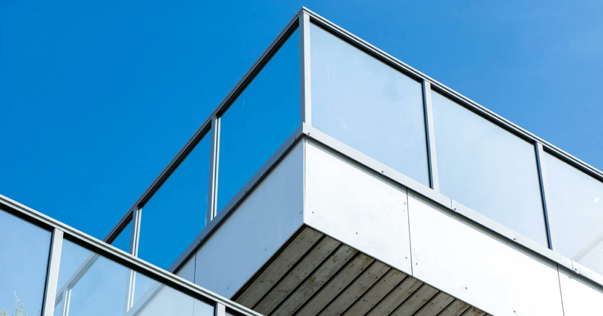 Indunor's tweet photo. Fri utsikt uten å vrenge lommeboken! 💰
Glassrekkverk i aluminium er et økonomisk alternativ for å kunne ramme inn ditt uteområde og skape den beste utsikten. 

Les mer om rimelige kvalitetsprodukter fra Indunor: https://t.co/oDOB57ULNM https://t.co/p1kV2Sg7mV