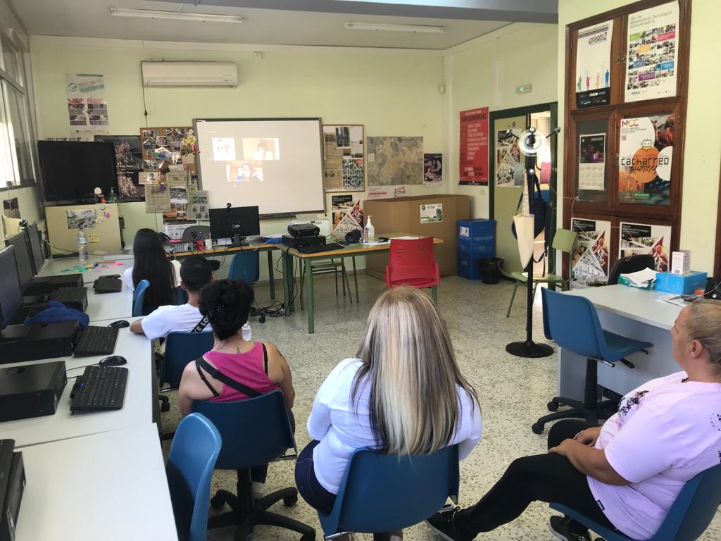 nccaldeamoret's tweet photo. Ya estamos en el @nccaldeamoret escuchando con interés todo lo que nos esta contado @manuelabat #ExperienciasTIC #CompetenciasDigitales #IA #éticadigital #derechosdigitales #transparencia #privacidad https://t.co/BuyS4TP6nW